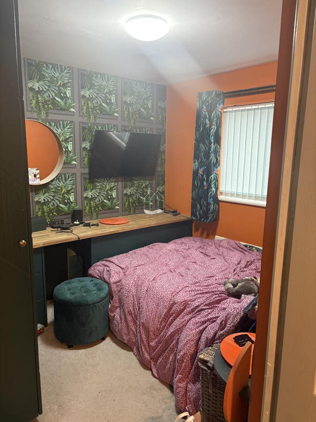 Room for rent - build in wardrobes, bed and Tv Main Photo