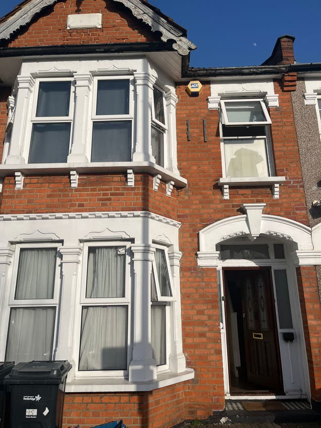 🚨 Tenancy Takeover – Double Room Available Asap  Main Photo