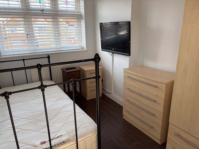 Single room with its own bathroom Main Photo