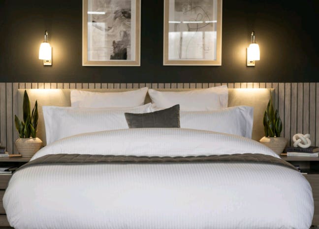 Exceptionally large Bedroom with own en-suite  Main Photo