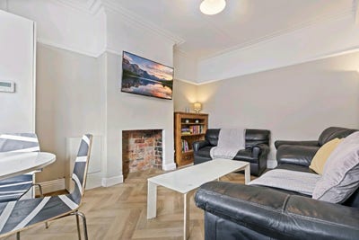 Modern 5 bed, Burley (LS4) All Bills Inc Main Photo
