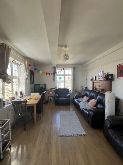 URGENT – Double Room Available in Oval Main Photo
