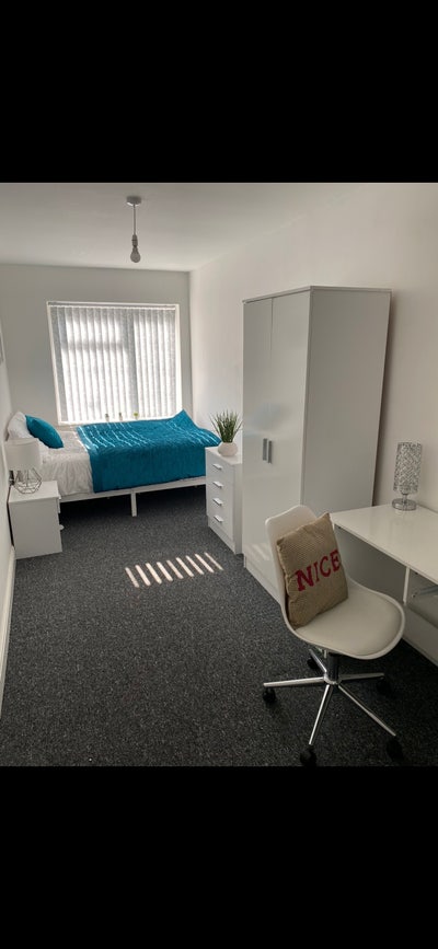 Ensuite room all girl house share -  &pound;0 deposit Main Photo