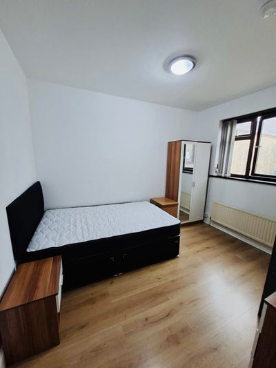 Lovely room in a 4 bed property all bills included Main Photo