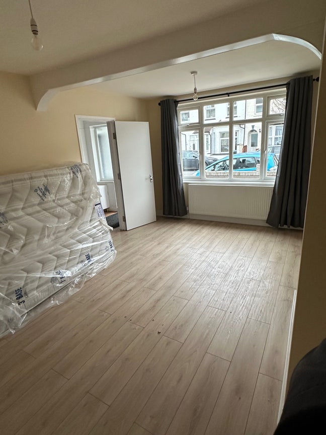 Large double ground floor front room Main Photo