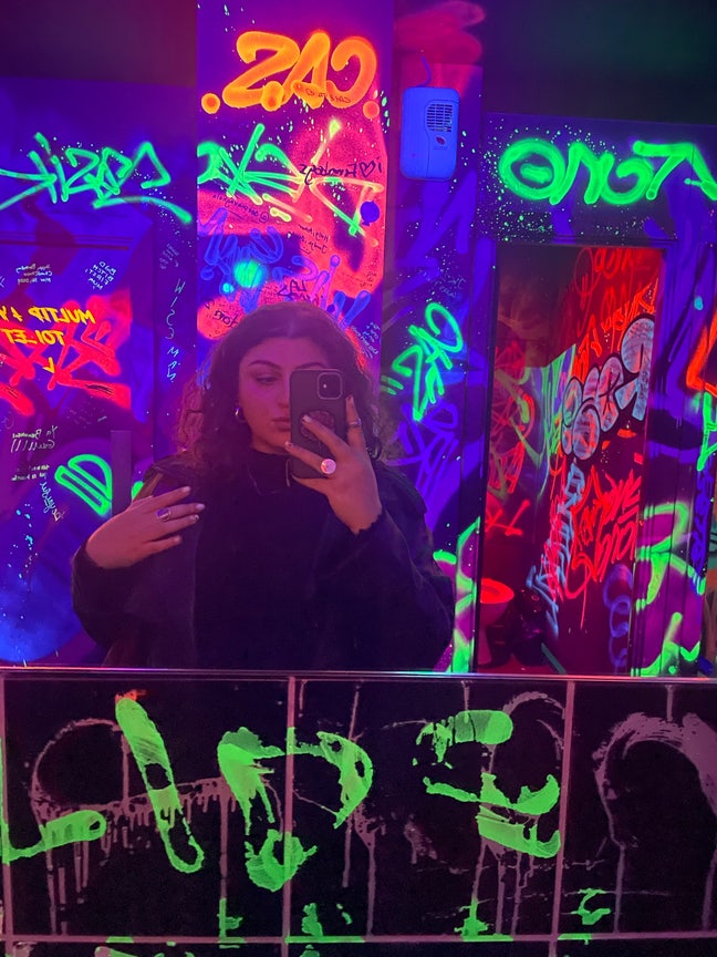 Professional Female Looking for a room Main Photo