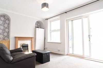 Trying to find 2 Female housemates (Students) Main Photo