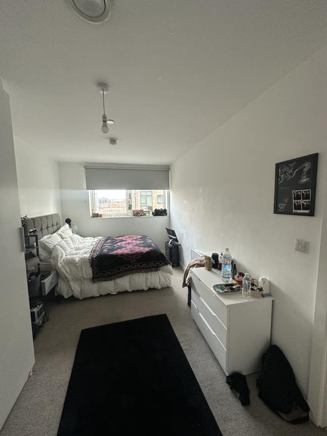 Salford quays 2 bed available in 3 bed apt Main Photo