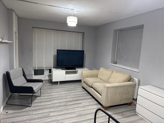 Spacious Studio Apartment – Available to Rent Main Photo