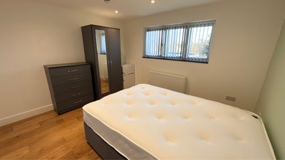 Modern Double En-suite Room - Near Wexham Park Hos Main Photo