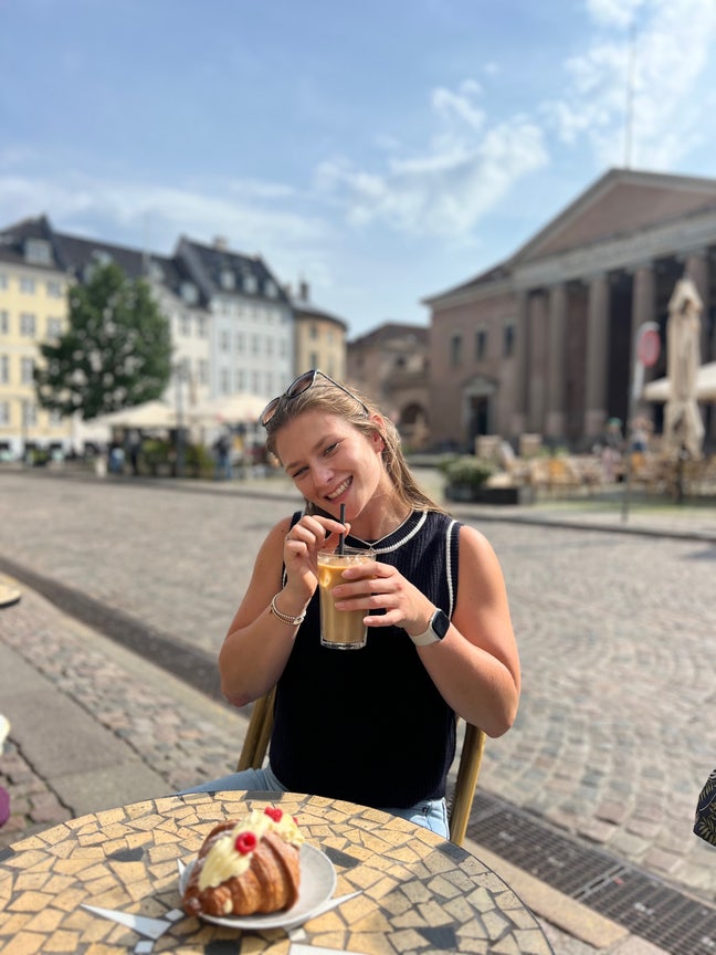 27 female looking for double room  Main Photo