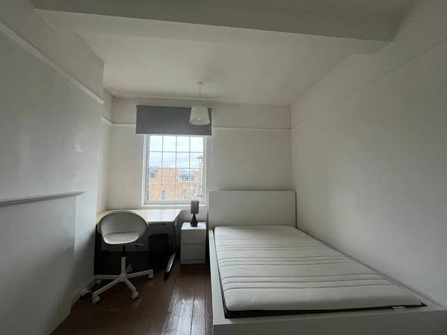 Bright Double Room with Rooftop | SE5 Main Photo