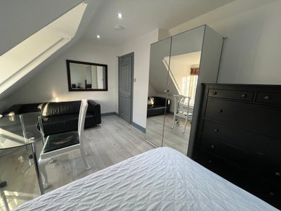 Double room available in beautiful houseare Main Photo