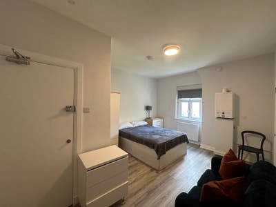 Bright top-floor studio near Finsbury Park Main Photo