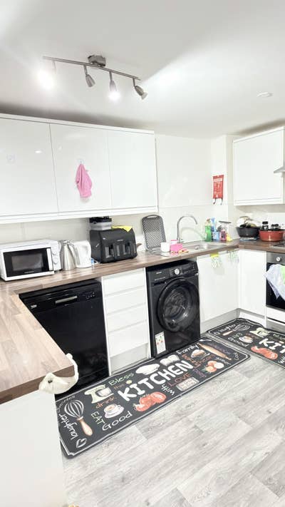 En-suite double bedroom available  Main Photo