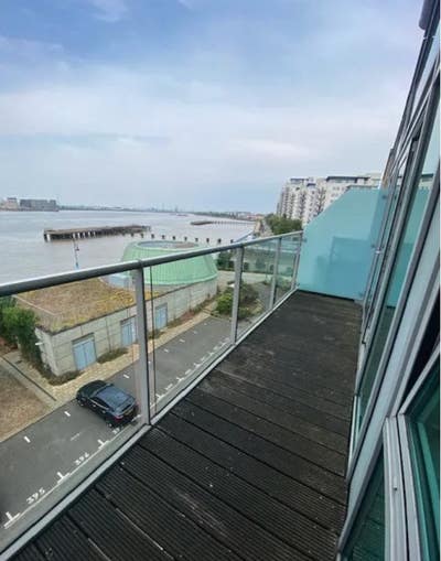 Whole 2 Bed, 2 Bath Waterfront * Balcony & Parking Main Photo