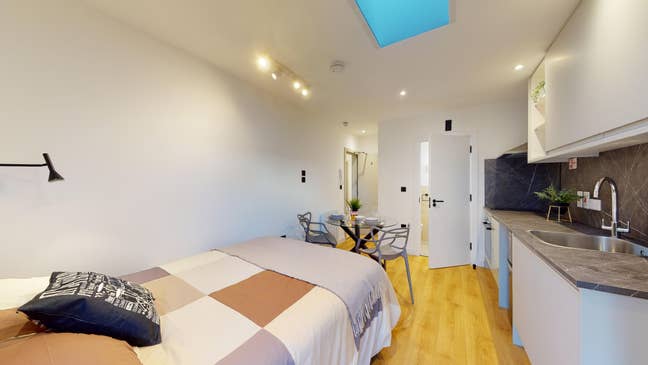 Newly refurbished studio with private bathroom  Main Photo