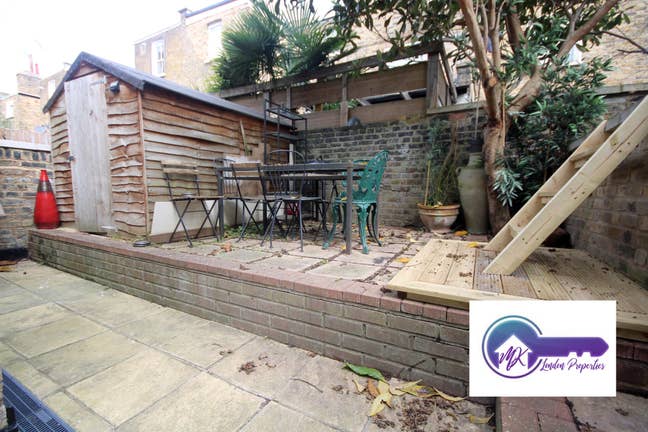 En-Suite Room Available Now in West London Main Photo