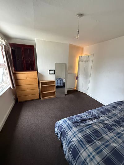 Huge Double room near East Croydon Train Station Main Photo