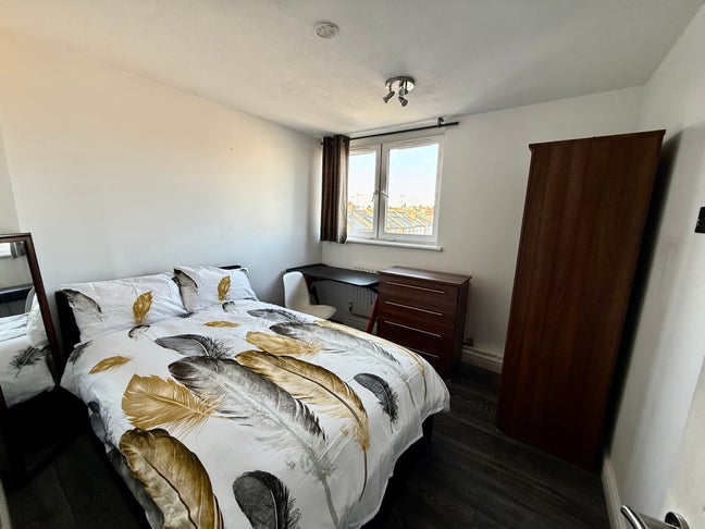 Amazing Double Bed Close to The Putney Station Main Photo