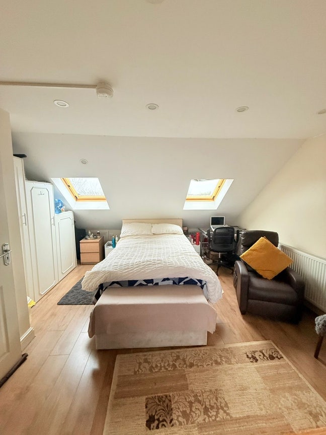 Ensuit loft room  for short term let Main Photo