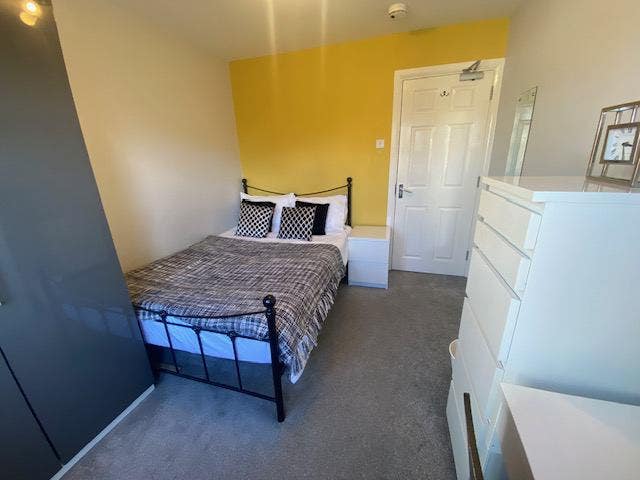 Double  Room in Friendly Young Prof House Share Main Photo