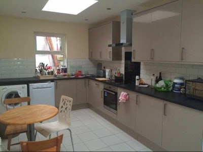 *60 Secs Walk to  Tube, Shops, Asda. Bill inc. Main Photo