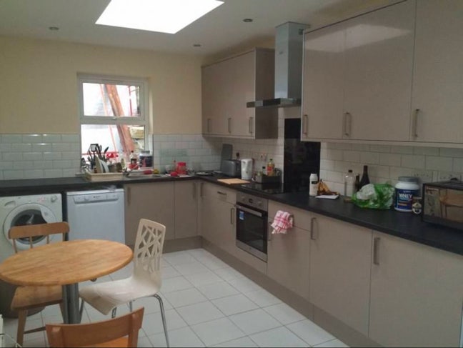 *60 Secs Walk to  Tube, Shops, Asda. Bill inc. Main Photo