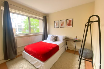 Lovely Rooms - Close to DLR - By Waterside & Shops Main Photo