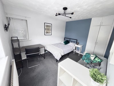  Amazing Studio with Ensuite & Kitchenette Main Photo