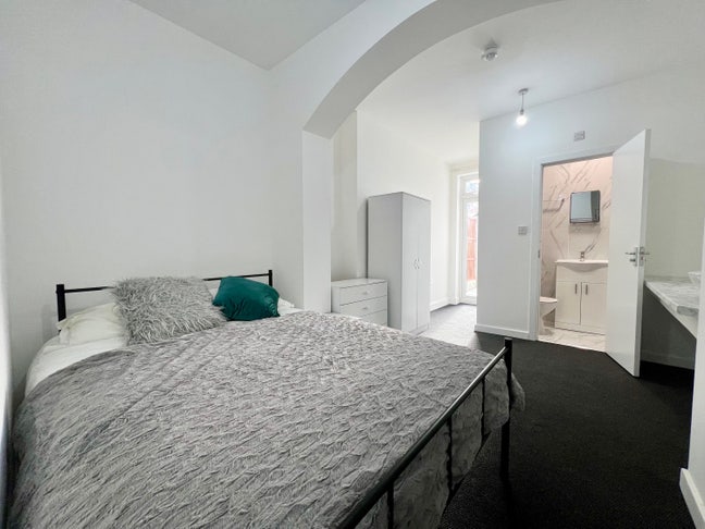 EN-SUITE Room  - 5 mins walk from station  Main Photo