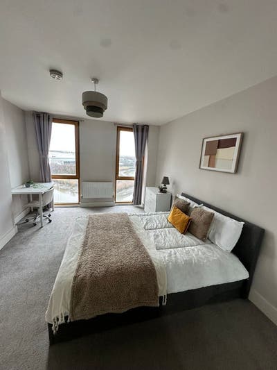 Cozy Double Room in 4-Bed Female Flat | E14 Main Photo