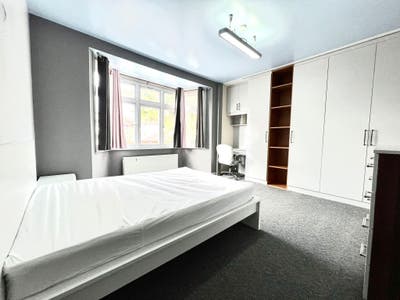 Room Available for a Couple New Malden Main Photo