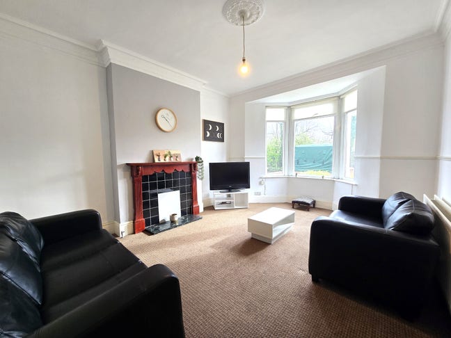 Bright Rooms Available Now - Superb Location Main Photo