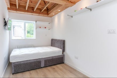 Amazing Bedsit next to East Acton station, W12 Main Photo