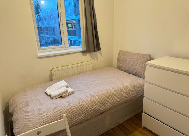 Wonderful Single room next to East Putney Station. Main Photo