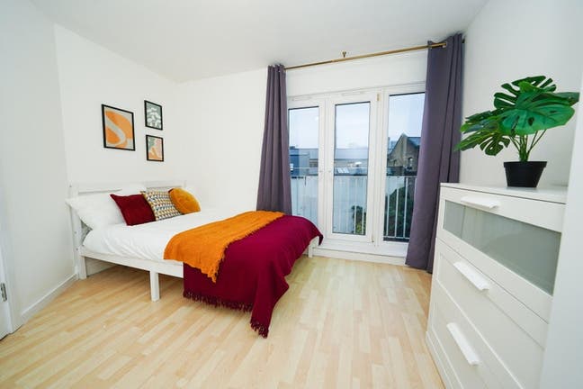 Spacious Double Room in 3-Bed Flat – Aldgate East Main Photo