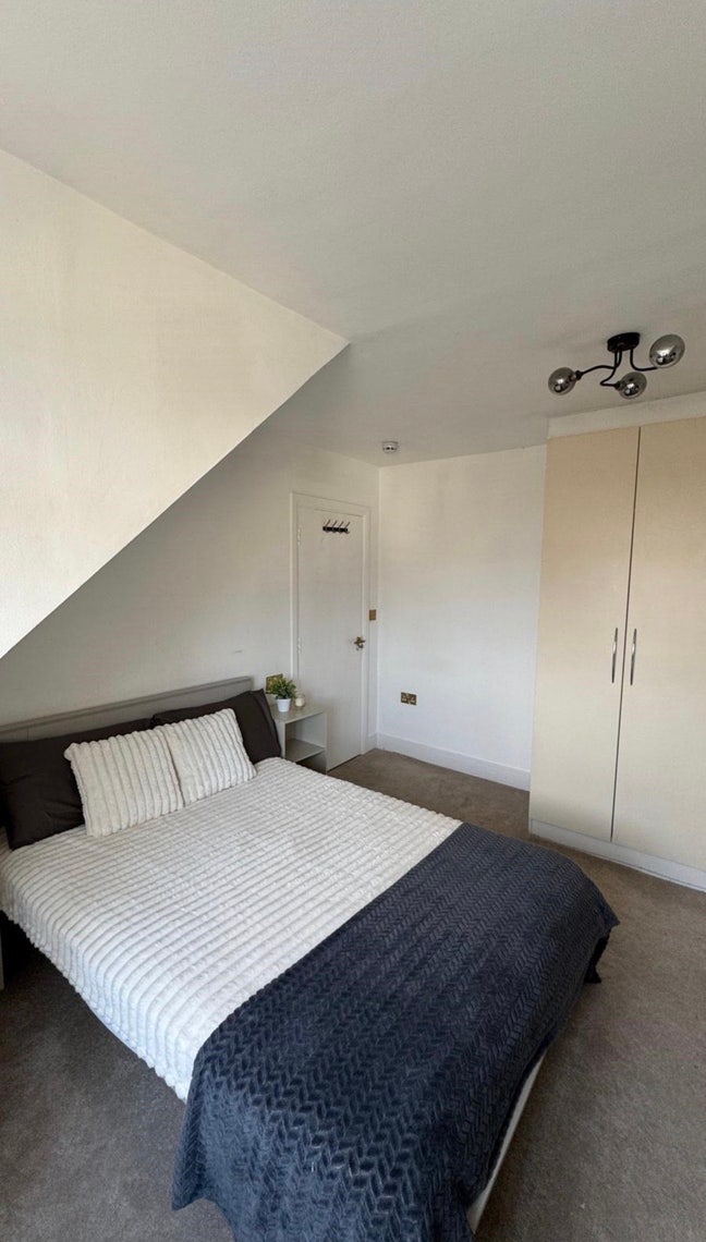 Female Professional – Move-in Bonus (Read Ad) Main Photo