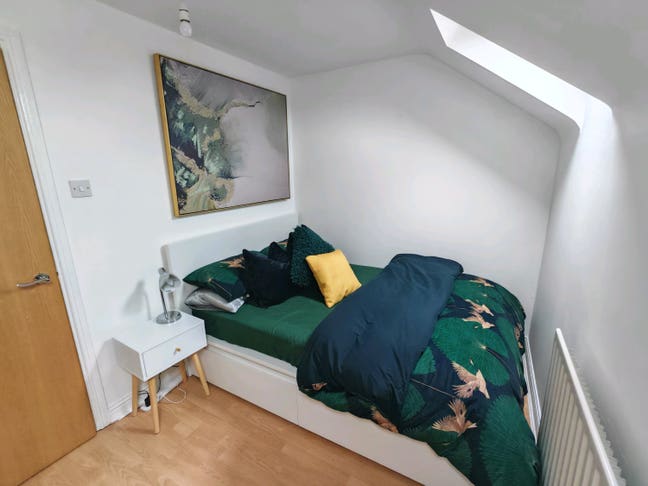 Friendly live-in landlord seeking two lodgers  Main Photo