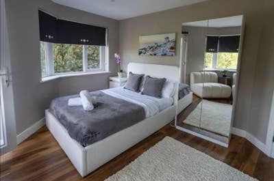 Modern Newly Renovated Room – Central Location Main Photo