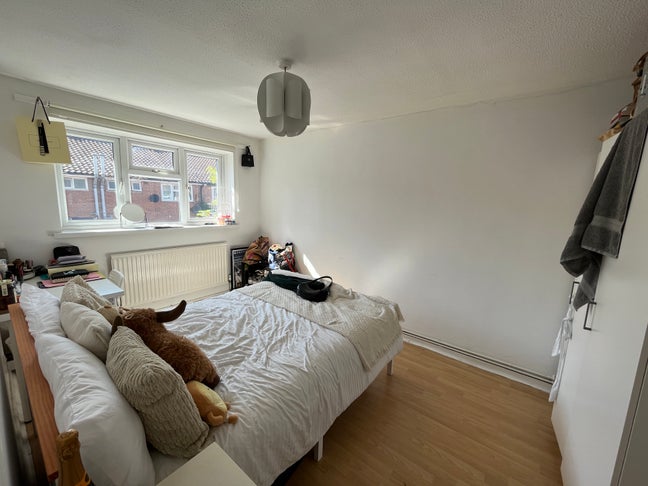 Large Double Room with Plenty of Storage Zone 2 Main Photo