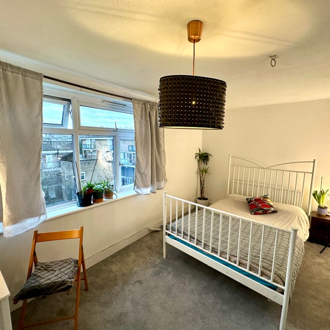 Owner-Occupied Double Room – 5 min South Quay  Main Photo