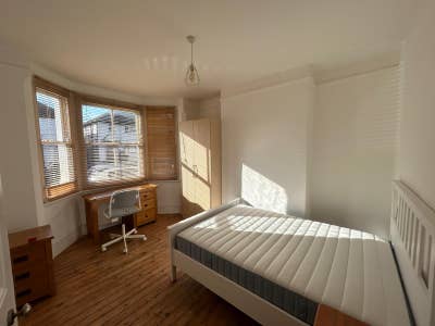 Double room available in bright and spacious house Main Photo