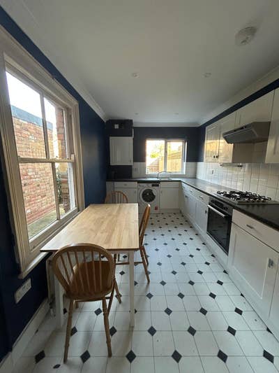 Double room available in bright and spacious house Main Photo