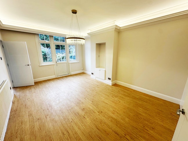 3 bedroom flat to rent in NW11 Main Photo