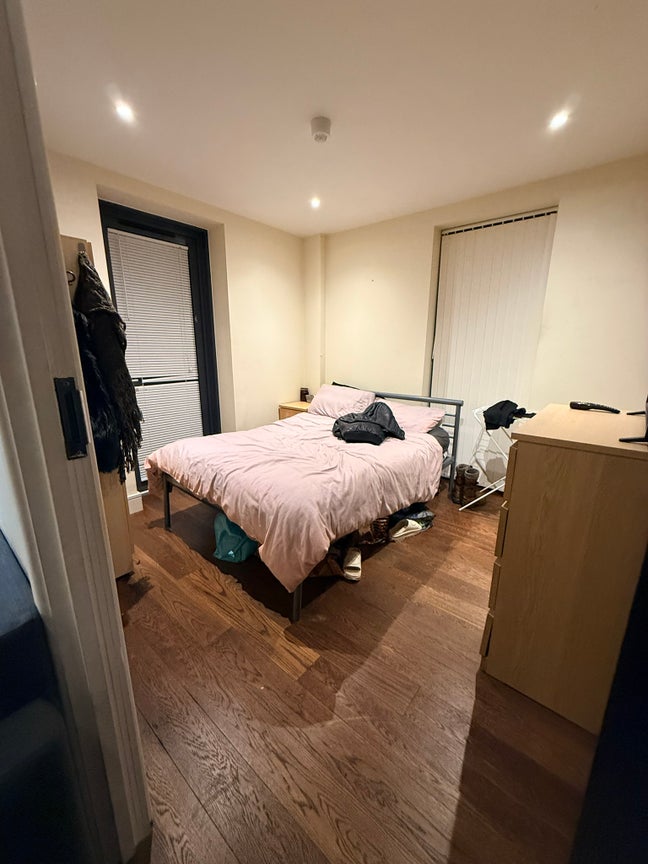Bright double room | Zone 2 | Professionals | E16 Main Photo