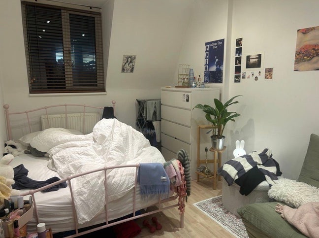 3b2b along Tottenham Court Road ( Lease take over  Main Photo