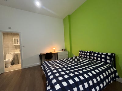 Spacious Ensuite Double Room Main Photo