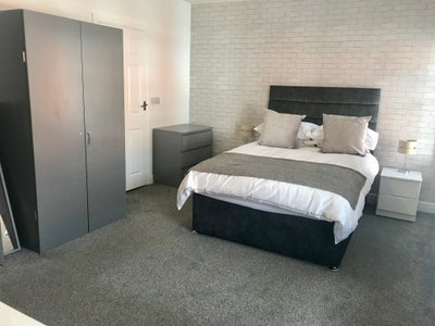 Luxury ensuite Room in 4 bed house  town centre Main Photo