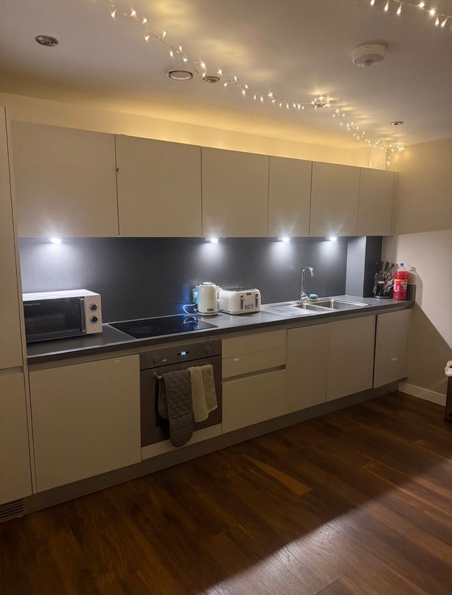 2 bedroom, looking for new flat mate to move in Main Photo